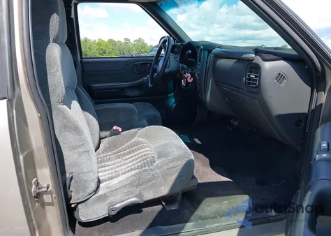 2000 Chevrolet S-10 Ls from USA, damaged, VIN 1GCCS19W1Y8258965